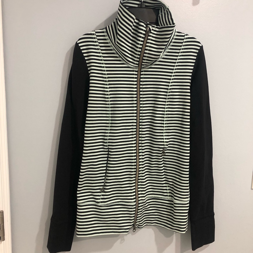 Lululemon Daily Yoga Jacket light green and black size 4